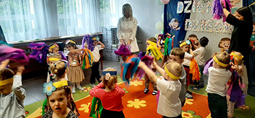 Dzieci tańczą z pomponami