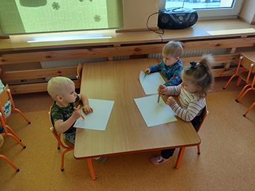 dzieci pracują przy stolikach 3