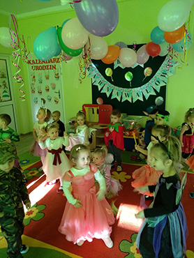dzieci w strojach karnawałowych tańczą przy piosenkach
