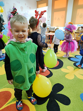 Zdjęcie przedstawia chłopca z balonikiem.
