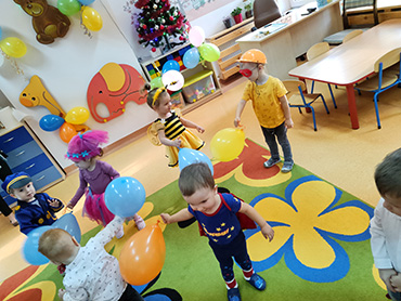 Na zdjęciu widać dzieci bawiące się balonami
