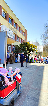 Pierwsze zdjęcie przedstawia Pana Burmistrza i wszystkich zgromadzonych przy Urzędzie Miasta Hajnówka.