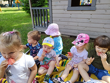 Na zdjęciu widać sześcioro dzieci, podczas pikniku.