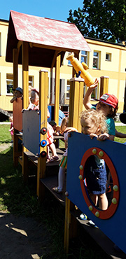 Zdjęcie przedstawia grupę dzieci, które są na ''statku'' na placu zabaw.