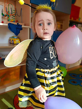 Dziewczynka przebrana za pszczółkę.