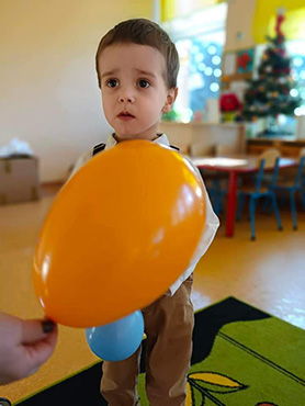 Chłopczyk trzyma balonik.