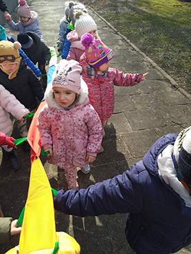 dzieci spacerując wypatrują pierwszych oznak wiosny