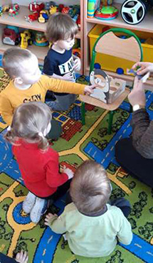 Dzieci uczestniczące w zabawie „Żarłoczny pingwin”.