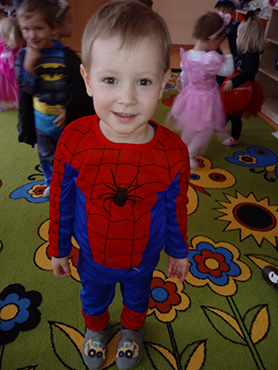 Chłopczyk przebrany za Spider- Mana