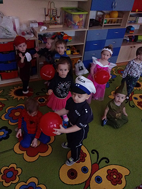 Dzieci trzymają w rękach baloniki