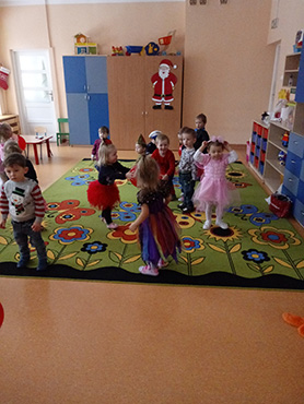 Dzieci tańczące przy piosenkach