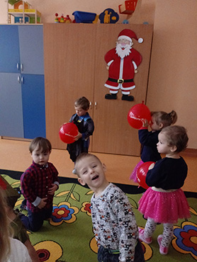 Dzieci bawiące się balonami, uśmiechnięty chłopczyk