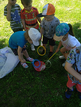 Dzieci puszczają bańki za pomocą różnych przyrządów