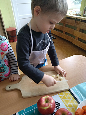 Chłopczyk kroi ugotowaną pietruszkę