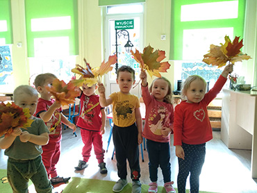 Dzieci w sali pokazują swoje bukiety z kolorowych liści